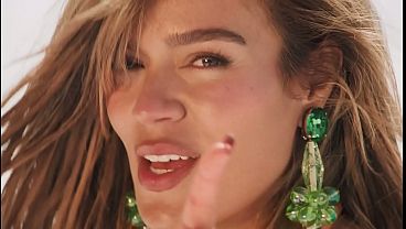 Karol g enseñando de más